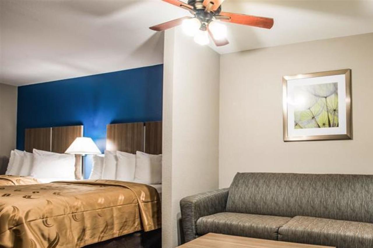 Quality Suites Lake Charles Downtown Exterior photo