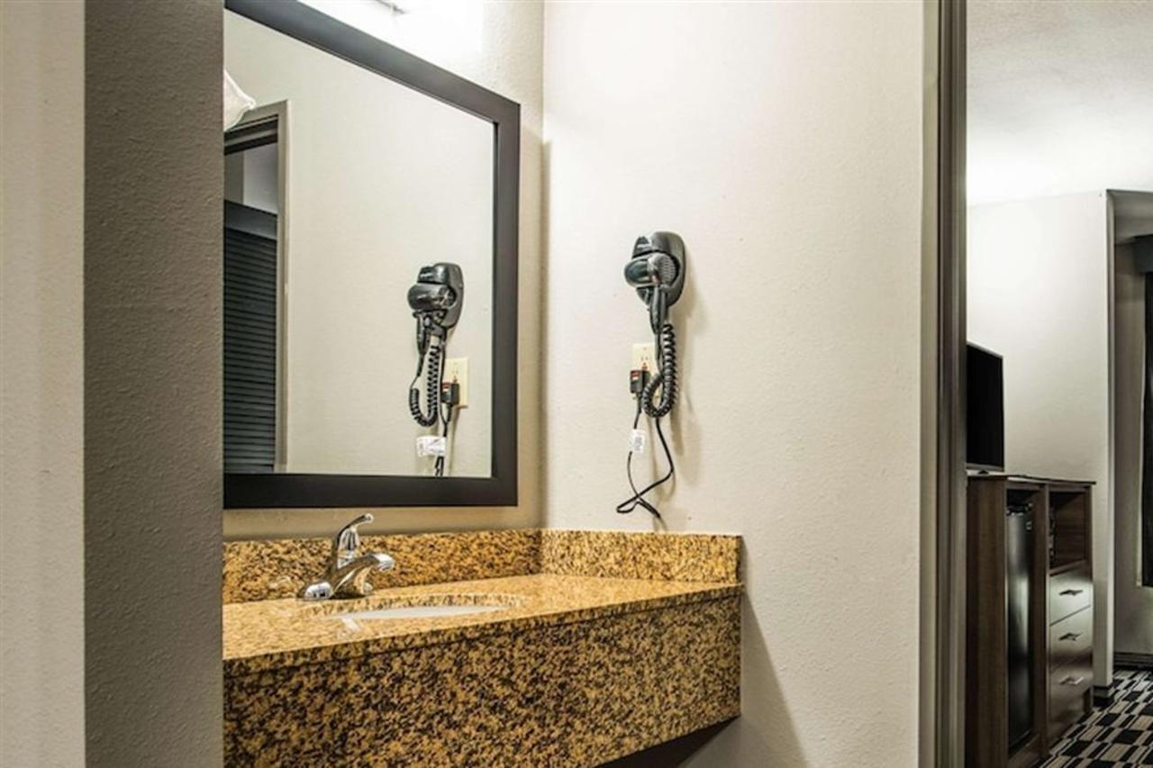 Quality Suites Lake Charles Downtown Exterior photo