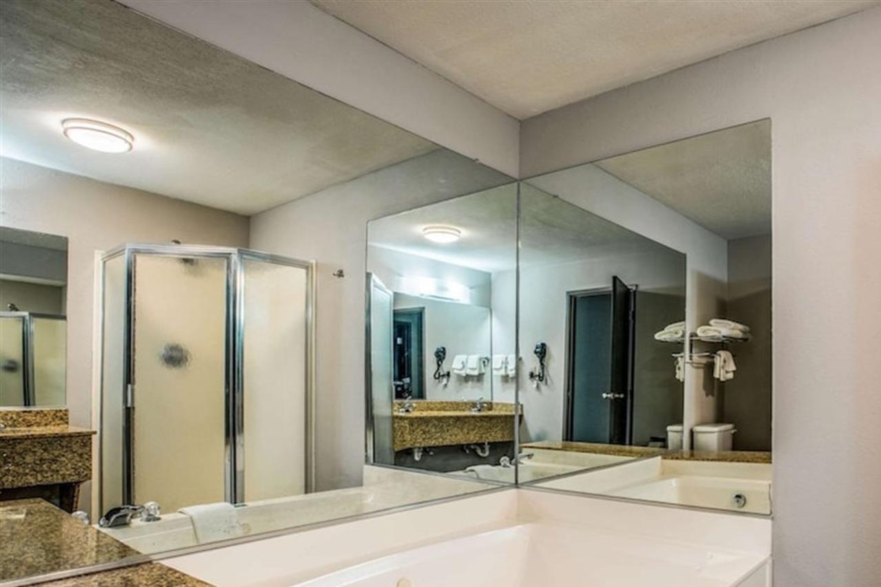 Quality Suites Lake Charles Downtown Exterior photo